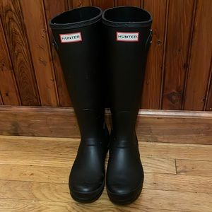Black Hunter Boots, size 7F/6M, been worn/decent condition, possibly one scuff